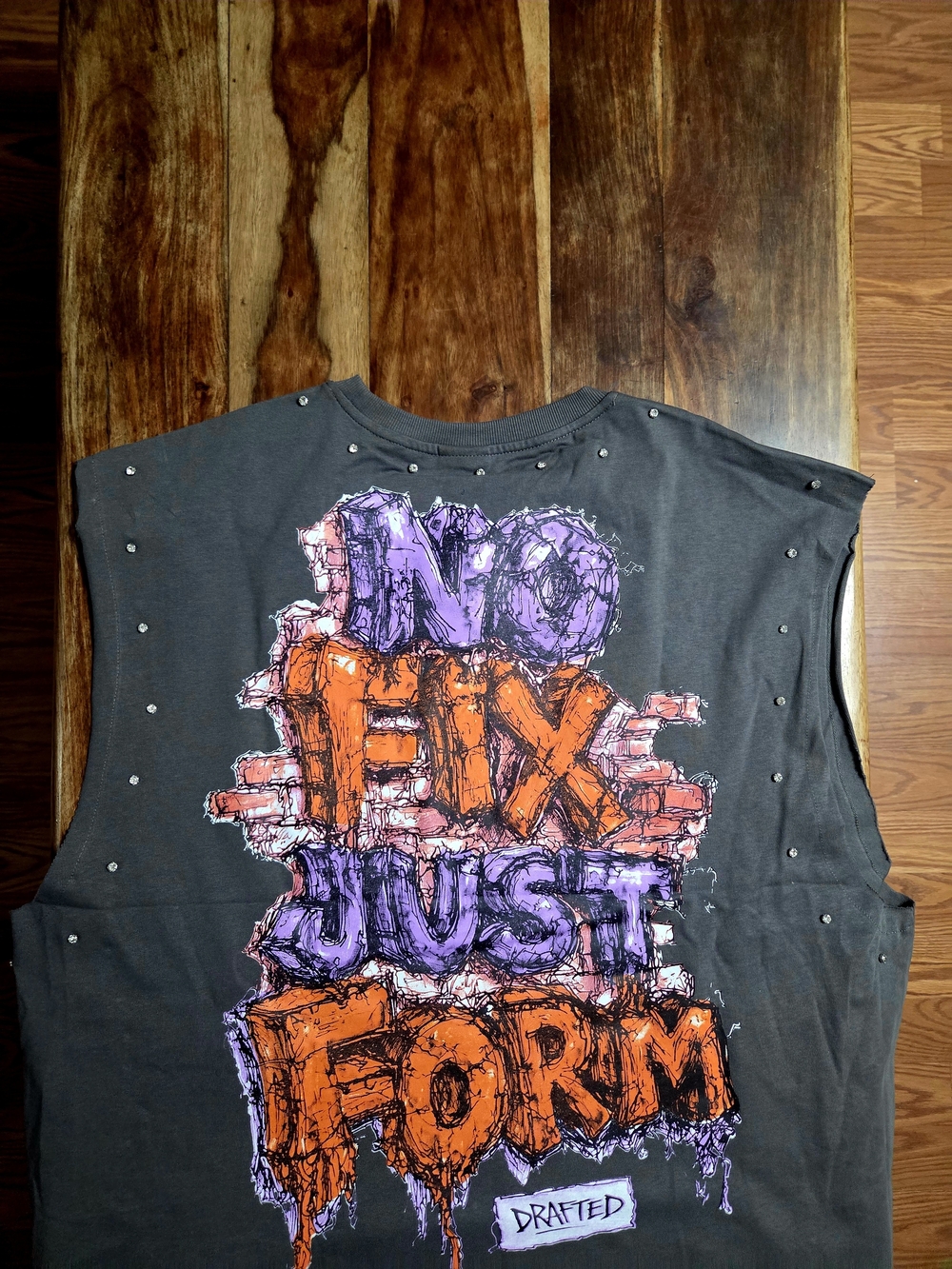 Switch Men's Graphic Gem Studded Sleeveless Muscle Tee. Size 3XL - Picture 7 of 7